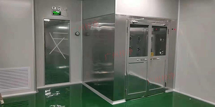 風淋室原理是通過強效空氣射流對人員或物品進行表面吹淋，以去除附著在表面上的塵埃和微生物。