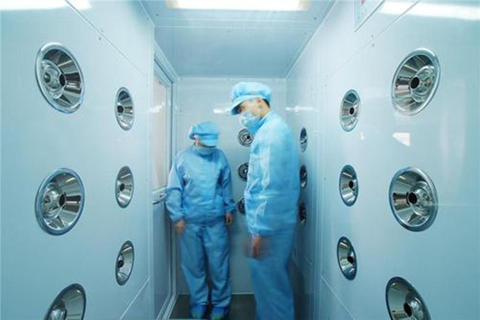 進入風淋室前，應佩戴專用鞋套和帽子，鞋套應與地面接觸面完全覆蓋，帽子則應能覆蓋頭發(fā)，防止頭發(fā)飛揚。