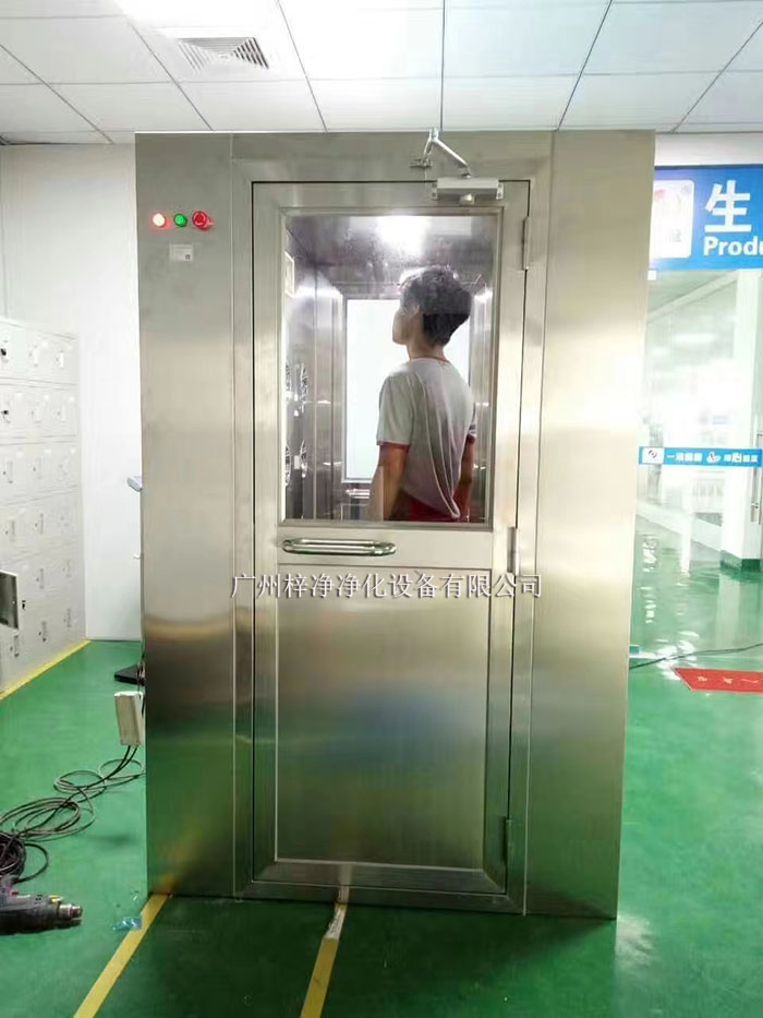 風淋室工作原理是通過高速氣流的沖擊，有效清除進入潔凈室的人員、物料表面攜帶的塵埃和污染物。